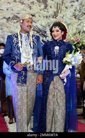 Eine Hochzeitsprozession mit javanesischer Tradition. Die Braut trägt traditionelles javanesisches Kleid. Stockfoto