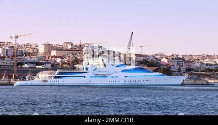 Yas private Superyacht auf dem Fluss Tejo in Lissabon, Portugal. 141 Meter (463 Fuß) lang, eine der größten Motoryachten der Welt. Stockfoto