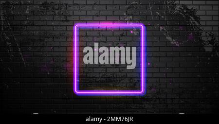 Grunge schwarze Backsteinwand mit quadratischem Neonrahmen. Rahmen für Neonlampe. Nachtklub, elektrisches Schild. Illustration. Stockfoto