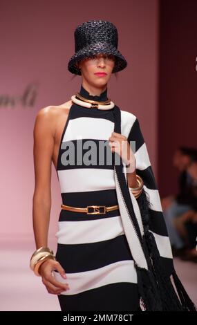 Luisa Spagnoli Catwalk Mailand Fashion Week 22 Stockfoto