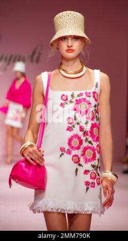 Luisa Spagnoli Catwalk Mailand Fashion Week 22 Stockfoto