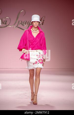 Luisa Spagnoli Catwalk Mailand Fashion Week 22 Stockfoto