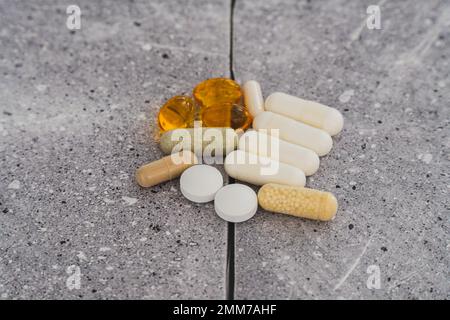 Verschiedene pharmazeutische Medikamente Pillen, Tabletten und Kapseln.Pillen Hintergrund. Haufen verschiedener Medizinstabletten und Pillen in verschiedenen Farben Stockfoto