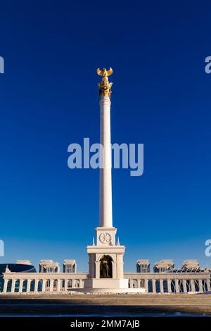 Die 91 Meter hohe Stele des Denkmals Kasachischer Eli (Land der Kasachen) auf dem Unabhängigkeitsplatz in Astana Kasachstan Stockfoto