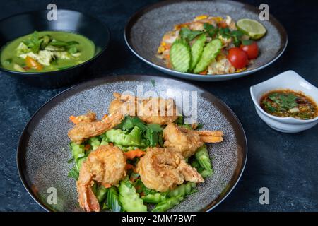 Die thailändische Küche legt den Schwerpunkt auf leicht zubereitete Gerichte mit starken aromatischen Komponenten und würzigen Akzenten Stockfoto