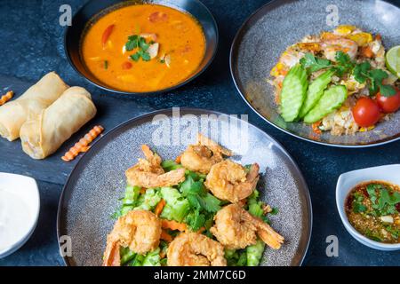 Die thailändische Küche legt den Schwerpunkt auf leicht zubereitete Gerichte mit starken aromatischen Komponenten und würzigen Akzenten Stockfoto