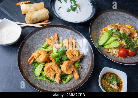 Die thailändische Küche legt den Schwerpunkt auf leicht zubereitete Gerichte mit starken aromatischen Komponenten und würzigen Akzenten Stockfoto