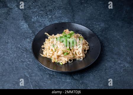 Die thailändische Küche legt den Schwerpunkt auf leicht zubereitete Gerichte mit starken aromatischen Komponenten und würzigen Akzenten Stockfoto