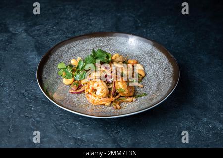 Die thailändische Küche legt den Schwerpunkt auf leicht zubereitete Gerichte mit starken aromatischen Komponenten und würzigen Akzenten Stockfoto