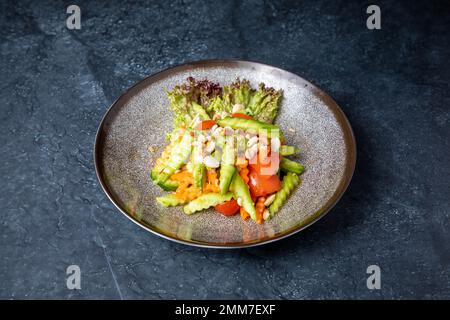 Die thailändische Küche legt den Schwerpunkt auf leicht zubereitete Gerichte mit starken aromatischen Komponenten und würzigen Akzenten Stockfoto