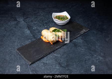 Die thailändische Küche legt den Schwerpunkt auf leicht zubereitete Gerichte mit starken aromatischen Komponenten und würzigen Akzenten Stockfoto