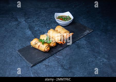 Die thailändische Küche legt den Schwerpunkt auf leicht zubereitete Gerichte mit starken aromatischen Komponenten und würzigen Akzenten Stockfoto