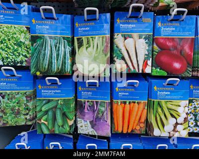 Kiepenkerl-Gemüsesaatgutpakete auf einem Gartenmarkt Stockfoto