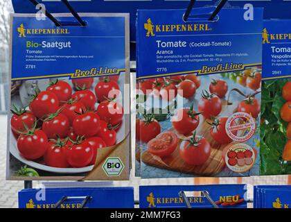 Kiepenkerl-Gemüsesaatgutpakete auf einem Gartenmarkt Stockfoto