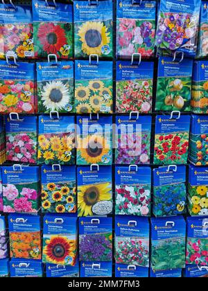 Kiepenkerl-Blumensaatpakete auf einem Gartenmarkt Stockfoto