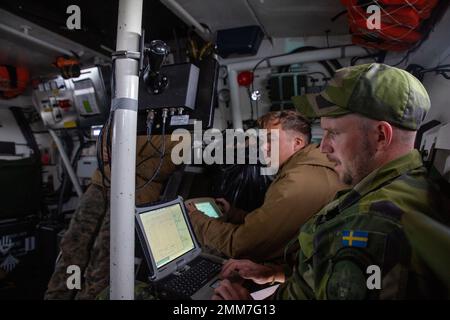 US Marine CPL. Cameron Herrick, mit Mobile Reconnaissance Company, 2D Light Armored Reconnaissance Bataillon und Swedish Marine Lance CPL. Fridolf Berggren, zusammen mit der Firma 202d Coastal Ranger, 2D Swedish Marine Bataillon, führt eine gemeinsame Schulung auf dem unbemannten Luftfahrtsystem RQ-20 Puma von einem schwedischen Kampfboot 90 durch, in Vorbereitung auf eine taktische Übung, während der Übung Archipelago Endeavour 2022 (AE22), auf der Berga Naval Base, Schweden, 15. September 2022. AE22 ist eine integrierte Schulung vor Ort, die die operative Leistungsfähigkeit erhöht und die strategische Zusammenarbeit zwischen den US-Marineinfanteristen A verbessert Stockfoto