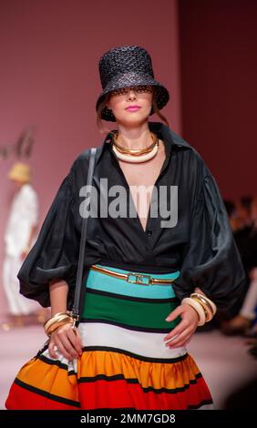 Luisa Spagnoli Catwalk Mailand Fashion Week 22 Stockfoto