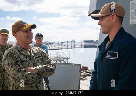 SAN DIEGO (15. September 2022) – Vice ADM. Roy Kitchener, Commander, Naval Surface Force U.S. Pacific Fleet, führt durch die Arleigh Burke-Klasse des Lenkraketen-Zerstörers USS Stockdale (DDG 106). Während der Tour evaluierte Kitchener den aktuellen Stand der Bereitschaft von Stockdale und traf sich mit Matrosen. Stockfoto