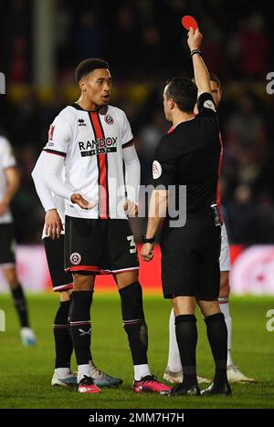 Wrexham, Großbritannien. 29. Januar 2023. Daniel Jebbison aus Sheffield Utd wird während des FA-Cup-Spiels im Rennbahn-Stadion in Wrexham abgeschoben. Der Bildausdruck sollte lauten: Gary Oakley/Sportimage Credit: Sportimage/Alamy Live News Stockfoto