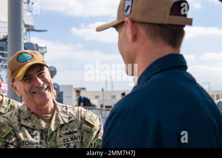 SAN DIEGO (15. September 2022) – Vice ADM. Roy Kitchener, Commander, Naval Surface Force U.S. Pacific Fleet, führt durch die Arleigh Burke-Klasse des Lenkraketen-Zerstörers USS Stockdale (DDG 106). Während der Tour evaluierte Kitchener den aktuellen Stand der Bereitschaft von Stockdale und traf sich mit Matrosen. Stockfoto