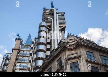 London, Großbritannien - 25. April 2019: Blick auf die Straße mit dem Lloyds-Gebäude oder dem Inside-Out-Gebäude. Es befindet sich am ehemaligen Standort des East India House in Lime Stockfoto