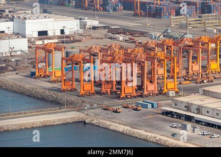 Jeddah, Saudi-Arabien - 22. Dezember 2019: Portalkrane des islamischen Seehafens Jeddah Stockfoto