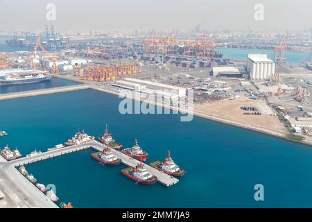 Jeddah, Saudi-Arabien - 22. Dezember 2019: Islamischer Seehafen Jeddah aus der Vogelperspektive mit verankerten Schleppbooten an einem sonnigen Tag Stockfoto