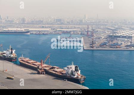 Jeddah, Saudi-Arabien - 22. Dezember 2019: Entladen eines Massengutschiffs im islamischen Seehafen Jeddah an einem sonnigen Tag Stockfoto