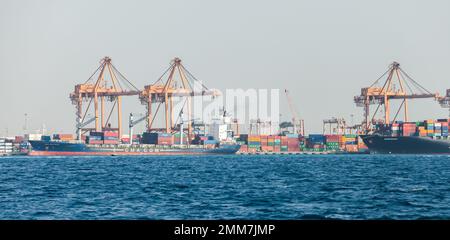 Jeddah, Saudi-Arabien - 22. Dezember 2019: Containerterminal des islamischen Seehafens Jeddah Stockfoto