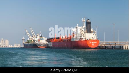 RAS-Al-Khair, Saudi-Arabien - 25. Dezember 2019: Der Flüssiggastanker Al Barrah ist im Industriehafen von Ras-Al-Khair festgemacht Stockfoto