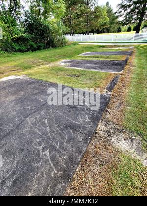 Am 15. September 2022 wurde in Fort McCoy, Wisconsin, im Juli 2022 eine archäologische Untersuchung der South Post durchgeführt. Die untersuchten Bereiche waren Zementplatten, wo Truppen Militärzelte aufstellten und vor fast 90 Jahren nach dem Ersten Weltkrieg bivouke Seit Jahrzehnten wird an Fort McCoy Archäologie gearbeitet, um nicht nur die militärische Geschichte des Posts zu dokumentieren, sondern auch die ferne Vergangenheit der Gegend, wo tausende Jahre alte Artefakte gefunden wurden. Stockfoto