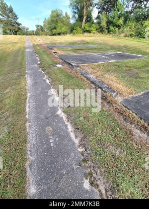 Am 15. September 2022 wurde in Fort McCoy, Wisconsin, im Juli 2022 eine archäologische Untersuchung der South Post durchgeführt. Die untersuchten Bereiche waren Zementplatten, wo Truppen Militärzelte aufstellten und vor fast 90 Jahren nach dem Ersten Weltkrieg bivouke Seit Jahrzehnten wird an Fort McCoy Archäologie gearbeitet, um nicht nur die militärische Geschichte des Posts zu dokumentieren, sondern auch die ferne Vergangenheit der Gegend, wo tausende Jahre alte Artefakte gefunden wurden. Stockfoto