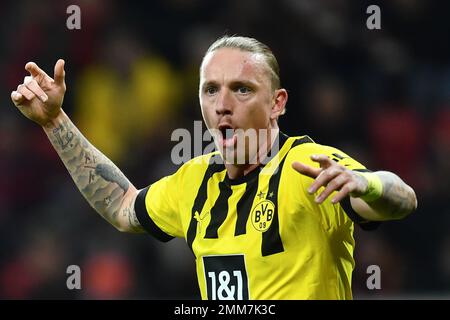 Leverkusen, Deutschland. 29. Januar 2023. Fußball: Bundesliga, Bayer Leverkusen - Borussia Dortmund, Spieltag 18 in der BayArena, Dortmunds Marius Wolf Gesten. WICHTIGER HINWEIS: Gemäß den Anforderungen der DFL Deutsche Fußball Liga und des DFB Deutscher Fußball-Bund ist es verboten, im Stadion aufgenommene Fotos und/oder das Spiel in Form von Sequenzbildern und/oder videoähnlichen Fotoserien zu verwenden oder verwenden zu lassen. Kredit: Marius Becker/dpa/Alamy Live News Stockfoto