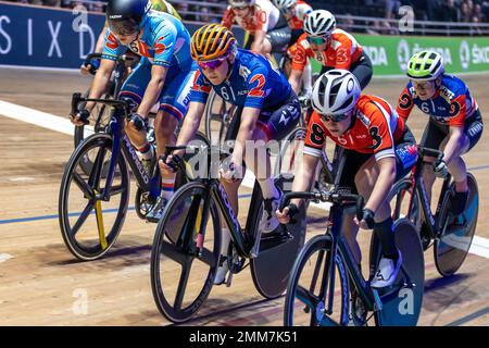 Berlin, Deutschland. 29. Januar 2023. Radfahren: Berliner 6-Tage-Rennen, Team-Eliminierung, Frauen, Velodrom. Teilnehmer fahren auf der Rennstrecke. Kredit: Andreas Gora/dpa/Alamy Live News Stockfoto