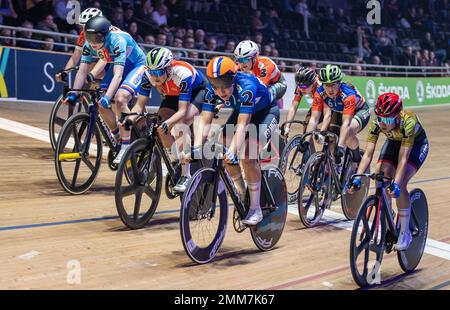 Berlin, Deutschland. 29. Januar 2023. Radfahren: Berliner 6-Tage-Rennen, Team-Eliminierung, Frauen, Velodrom. Teilnehmer fahren auf der Rennstrecke. Kredit: Andreas Gora/dpa/Alamy Live News Stockfoto