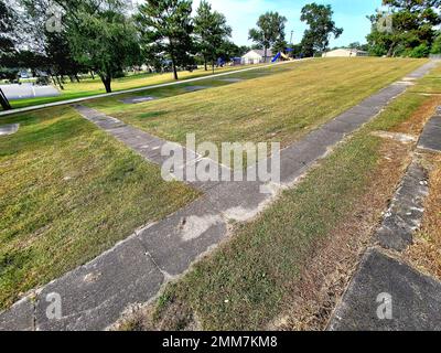 Am 15. September 2022 wurde in Fort McCoy, Wisconsin, im Juli 2022 eine archäologische Untersuchung der South Post durchgeführt. Die untersuchten Bereiche waren Zementplatten, wo Truppen Militärzelte aufstellten und vor fast 90 Jahren nach dem Ersten Weltkrieg bivouke Seit Jahrzehnten wird an Fort McCoy Archäologie gearbeitet, um nicht nur die militärische Geschichte des Posts zu dokumentieren, sondern auch die ferne Vergangenheit der Gegend, wo tausende Jahre alte Artefakte gefunden wurden. Stockfoto