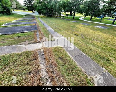 Am 15. September 2022 wurde in Fort McCoy, Wisconsin, im Juli 2022 eine archäologische Untersuchung der South Post durchgeführt. Die untersuchten Bereiche waren Zementplatten, wo Truppen Militärzelte aufstellten und vor fast 90 Jahren nach dem Ersten Weltkrieg bivouke Seit Jahrzehnten wird an Fort McCoy Archäologie gearbeitet, um nicht nur die militärische Geschichte des Posts zu dokumentieren, sondern auch die ferne Vergangenheit der Gegend, wo tausende Jahre alte Artefakte gefunden wurden. Stockfoto