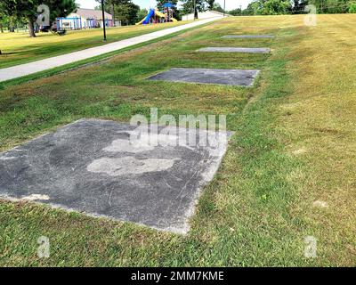 Am 15. September 2022 wurde in Fort McCoy, Wisconsin, im Juli 2022 eine archäologische Untersuchung der South Post durchgeführt. Die untersuchten Bereiche waren Zementplatten, wo Truppen Militärzelte aufstellten und vor fast 90 Jahren nach dem Ersten Weltkrieg bivouke Seit Jahrzehnten wird an Fort McCoy Archäologie gearbeitet, um nicht nur die militärische Geschichte des Posts zu dokumentieren, sondern auch die ferne Vergangenheit der Gegend, wo tausende Jahre alte Artefakte gefunden wurden. Stockfoto