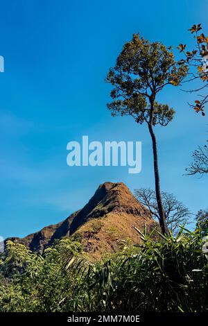 Blick auf die Messerkante Klettern Sie auf Khao Chang Phueak, Thong Pha Phum Nationalpark, Kanchanaburi, Thailand Stockfoto