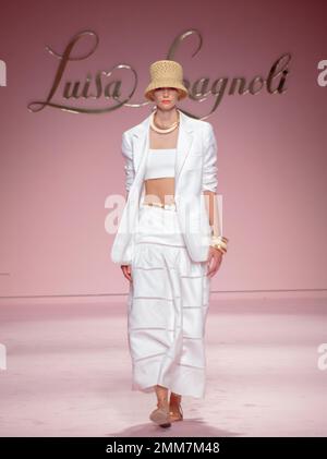 Luisa Spagnoli Catwalk Mailand Fashion Week 22 Stockfoto