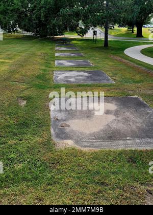 Am 15. September 2022 wurde in Fort McCoy, Wisconsin, im Juli 2022 eine archäologische Untersuchung der South Post durchgeführt. Die untersuchten Bereiche waren Zementplatten, wo Truppen Militärzelte aufstellten und vor fast 90 Jahren nach dem Ersten Weltkrieg bivouke Seit Jahrzehnten wird an Fort McCoy Archäologie gearbeitet, um nicht nur die militärische Geschichte des Posts zu dokumentieren, sondern auch die ferne Vergangenheit der Gegend, wo tausende Jahre alte Artefakte gefunden wurden. Stockfoto