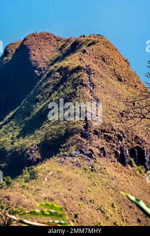 Blick auf die Messerkante Klettern Sie auf Khao Chang Phueak, Thong Pha Phum Nationalpark, Kanchanaburi, Thailand Stockfoto