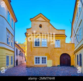 Kleine mittelalterliche Häuser im Prager Stadtteil Stare Mesto (Altstadt), Tschechien Stockfoto
