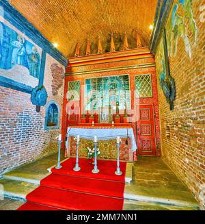 PRAG, TSCHECHIEN - 11. MÄRZ 2022: Das malerische Altarbild in der Loreta-Kapelle mit Skulptur zur Schwarzen Madonna von Loreta, am 11. März in Prag, Tschechien Stockfoto