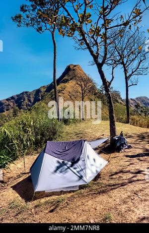 Blick auf die Messerkante Klettern Sie auf Khao Chang Phueak, Thong Pha Phum Nationalpark, Kanchanaburi, Thailand Stockfoto