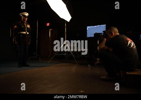 Pat Molnar, rechts, CEO und Fotograf von Molnar Photography, fotografiert US Marine Corps Lance CPL. Lazaro Rodriguezcobos, links, ein Betreiber von Schwermaschinen (HE) mit HE Platoon, 8. Engineer Support Bataillon, 2. Marine Logistics Group, während eines Fotoshootings auf dem Marine Corps Base Camp Lejeune, North Carolina, 15. September 2022. Das Marine Corps Recruiting Command veranstaltete einen Casting-Call mit Marineinfannen in Dresseblues, um die Gesichter der nächsten Generation des Marine Corps zu präsentieren. Stockfoto