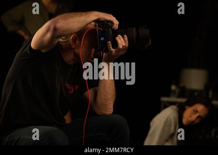 Pat Molnar, links, CEO und Fotograf von Molnar Photography, fotografiert Marineinfanteristen während eines Fotoshootings auf dem Marine Corps Base Camp Lejeune, North Carolina, 15. September 2022. Das Marine Corps Recruiting Command veranstaltete einen Casting-Call mit Marineinfannen in Dresseblues, um die Gesichter der nächsten Generation des Marine Corps zu präsentieren. Stockfoto