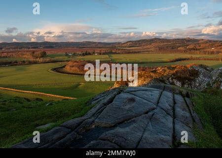 Dunadd Hill Fort mit Blick über Moine Mhor mit einer alten Steinschnitzerei im Felsen, nahe Lochgilphead, Argyll, Schottland, Großbritannien Stockfoto