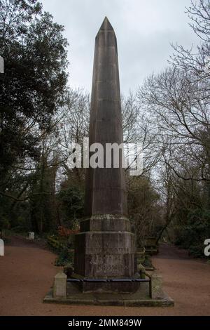 Das Scottish Martyrs Memorial, ein Obelisk Nunhead Cemetery, einer der herrlichen sieben Friedhöfe, ist jetzt ein Naturschutzgebiet in London, England Stockfoto