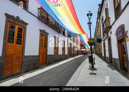 Arucas, Gran Canaria, Spanien. 19July, 2022: Der Ausdruck "los derechos humanos no se negocian" auf Bannern in Form einer langen Flagge Stockfoto